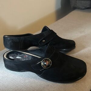 Matisse Women's Black leather Slip-On clog Shoes with button accent